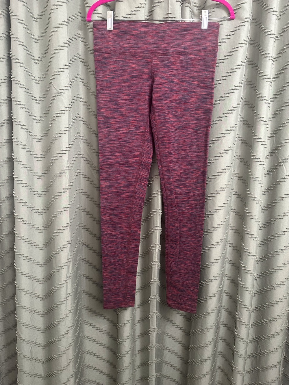 Alo full length workout leggings size M 
Pink purple colors